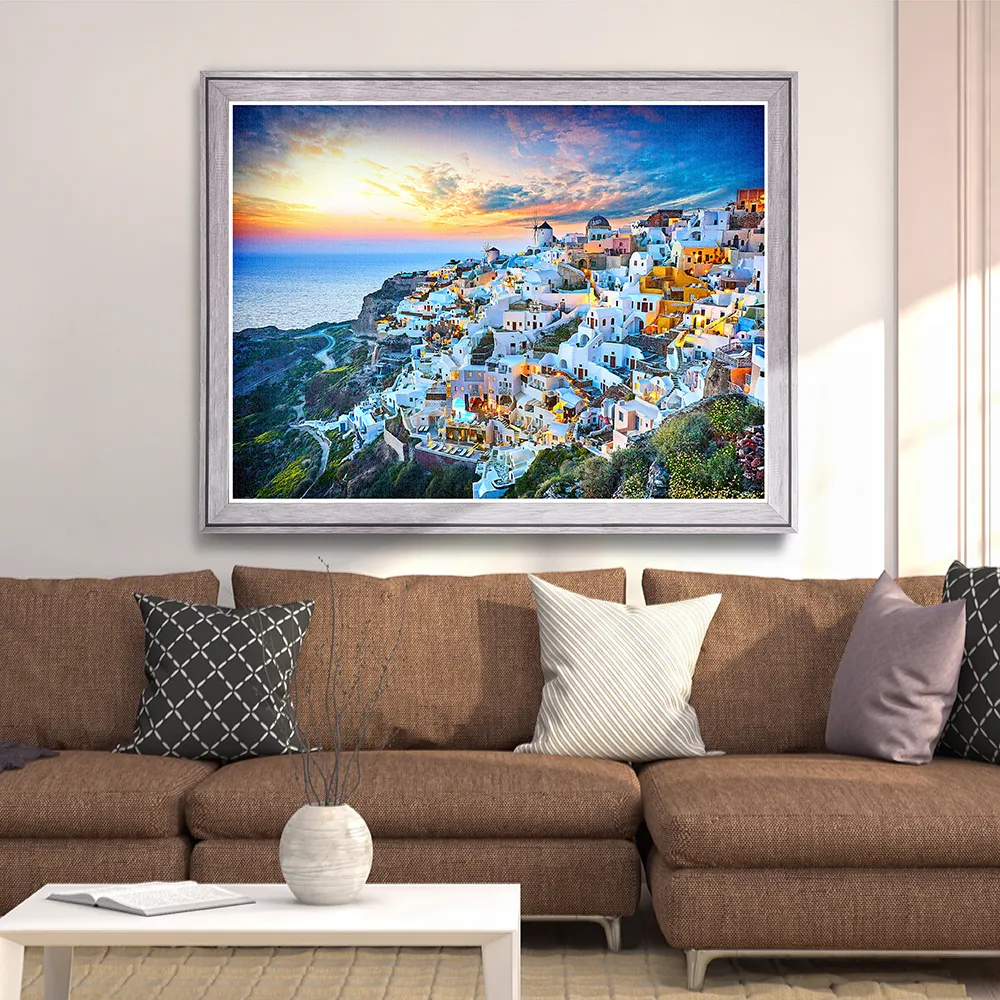 Færdigt Santorini-puslespil i ramme over en sofa