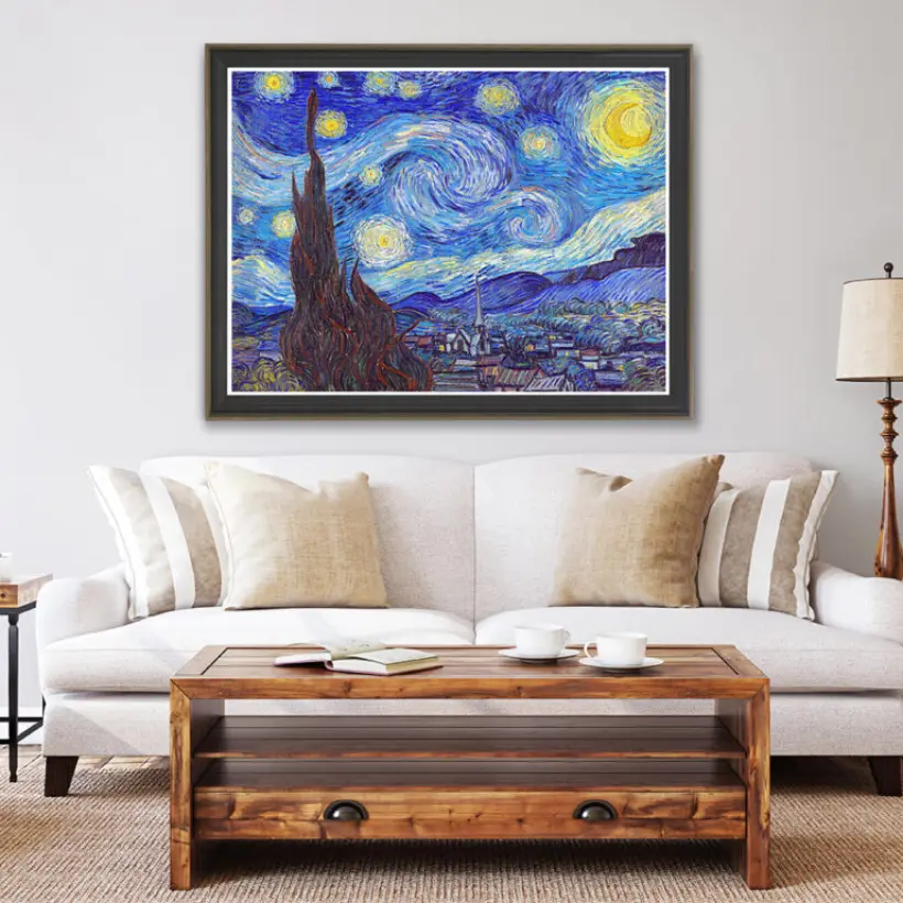 Van Goghs Stjernenat som færdigt Showpiece 4800-puslespil i ramme over en sofa