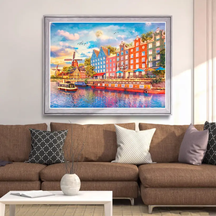 Amsterdam-puslespil i ramme over en sofa